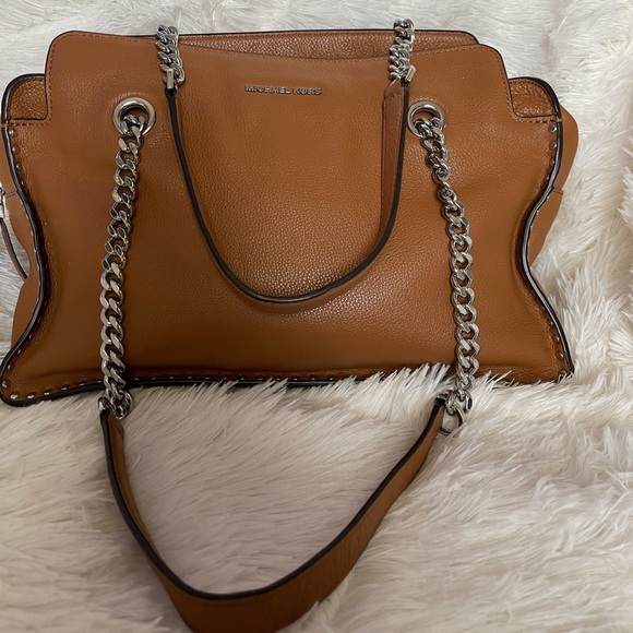 Michael kors ,softly structured leather shoulder bag/ signature hardware - Picture 7 of 10